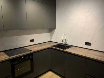 картинка Плинтус алюминиевый прямоугольный горизонтальный длина 3 метра чёрный матовый от магазина Faberna.ru